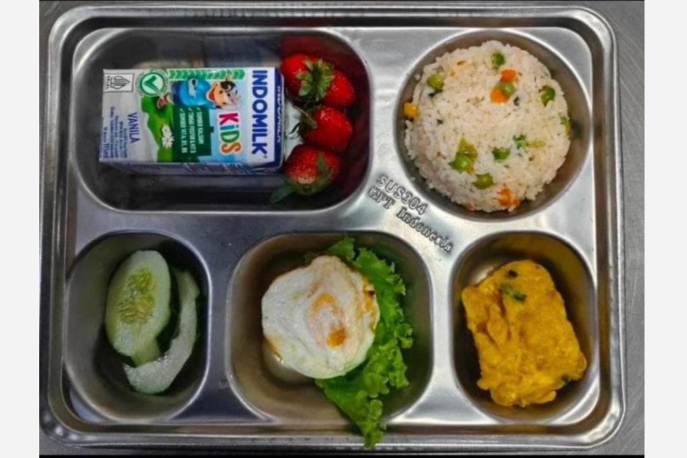Nasi Goreng Telur Mata Sapi, Tempe, Sayur, Buah Strawberry dan Susu Kotak